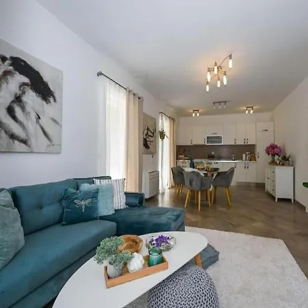 Villa Beautiful Surrounded By Greenery With Swimming Pool *