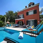 Villa Beautiful Surrounded By Greenery With Swimming Pool *