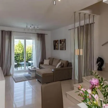 Villa Beautiful Surrounded By Greenery With Swimming Pool *