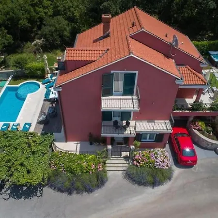 Beautiful Surrounded By Greenery With Swimming Pool * Gruda