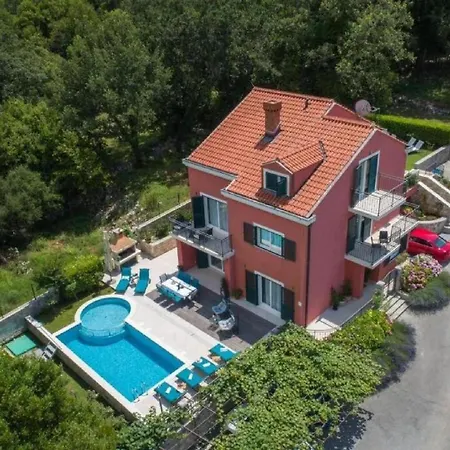 Villa Beautiful Surrounded By Greenery With Swimming Pool *