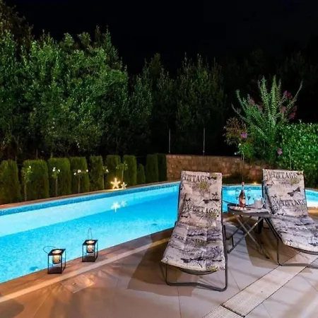 Beautiful Surrounded By Greenery With Swimming Pool *