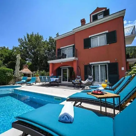 Villa Beautiful Surrounded By Greenery With Swimming Pool *