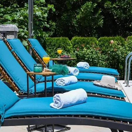 Beautiful Surrounded By Greenery With Swimming Pool 빌라 그루다